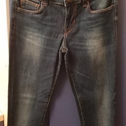 Jeans Guess tg 28 vestono skinny, molto comodi.