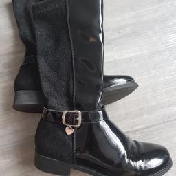 girls black boots, back half is stretchy sparkle material,  zip on the inside size 3.
brought beginning of this year but daughter didn't get much wear only remember her wearing them twice before they we're to small.
so in great condition ,ideal for the Christmas season .
pick up harold hill
