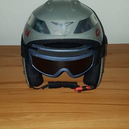 Grauer Skihelm + blau schwarze Skibrillen...nie benutzt.
Helm:15€
Brillen:5€