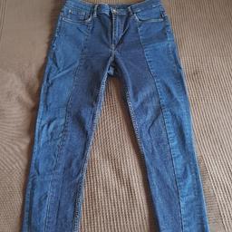 Blåa, högmidjade jeans med två olika nyanser på framsidan. Lite fransiga vid fotlederna. Från HM. Storlek 33.