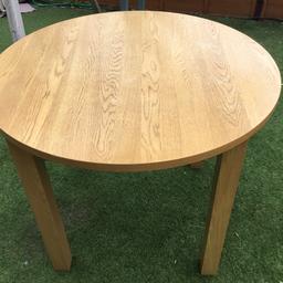 Good condition round dining table
Comfortable seating for 4 people