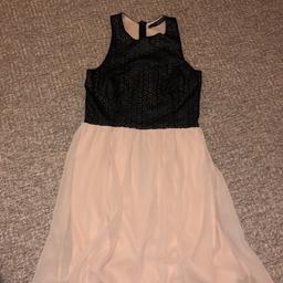 Damen Sommerkleid der Marke H&M. Häufig getragen aber keinerlei Gebrauchsspuren zu erkennen. 
Größe: 36
Farbe: schwarz, rosé