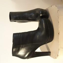 High Heels Stiefeletten schwarz, Zipp innen, Absatzhöhe ca. 13 cm, kleiner Plateau vorne, Gr. 39 Buffalo, sehr guter Zustand, kaum getragen