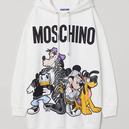Säljer min helt oanvända Moschino x HM hoodie som är längre i modellen än en ”vanlig” hoodie. Prislapp sitter kvar på tröjan! 
Köpt för 1000kr