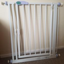 auto close baby gate. Collection only S35 High Green.