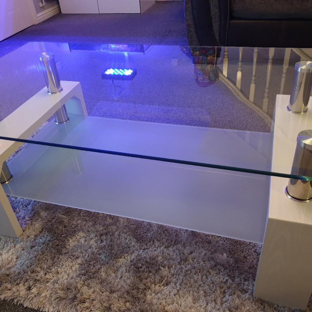 Modern rectangular coffee table in wigan f r 25 00 zum verkauf