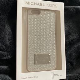Wunderschöne silberne Handyhülle von Michael Kors für I Phone 6!🥰
Bringt dein Handy zum strahlen🤩

Keine Rücknahme oder Gewährleistung!
Bitte sieh dir auch meine anderen Artikel an!😃