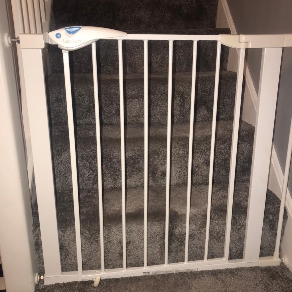 2 child safety gates in Streatley for £25.00 for sale | Shpock