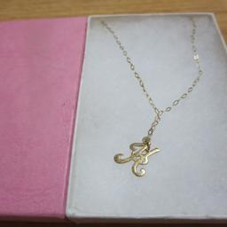 9 ct GOLD NECKLACE & K SCRIPT LETTER
IN LOVELY CONDITION
WITH HALLMARKS
