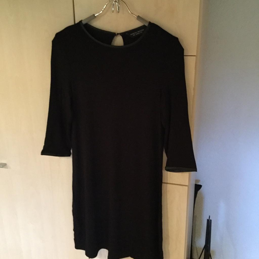 schwarzes Kleid mit 3/4 Arm, Ärmelabschluss und am Ausschnitt mit Kunstleder, Grösse 36