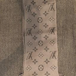 Original LV scarf 
State : as brand new 
Material : wool 94%, silk 6%
I still have the original invoice . It was bought in the UK, London
Shipping included only for Switzerland