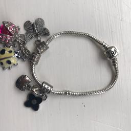 Pandora armband, i princip oanvänd.
Med berlocker: blomma, hello Kitty, nyckelpiga och insekt
