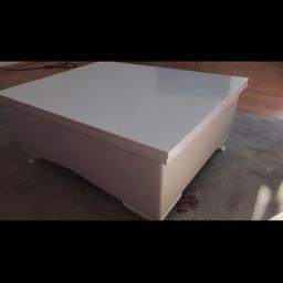 Couch Tisch mit mehreren Funktionen, verwandelbar in Esstisch

Als Esstisch - L; 1,80 m x B; 69cm x H; 68cm
Als Couchtisch - 90cm x B; 69cm x H; 37 cm

Preis VB- nur an Selbstabholer