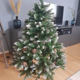 verkaufe künstlichen Weihnachtsbaum mit Tannenzapfen und künstlichen Schnee,
120cm hoch,
er ist Feuerfest,
 nur für das Foto ausgepackt,
Neupreis liegt bei 50€,

bei Versand muss der Käufer die kosten selbst übernehmen
VB