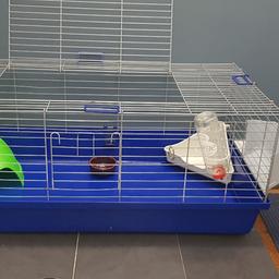 120cm

good condition does have a few rust in some.places nothing too noticeable 

comes with
hag rack
water bottle
food bowl
litter tray
hide house
hammock