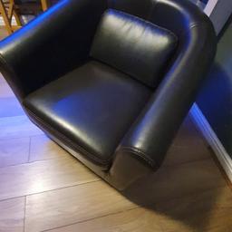 brown tub chair near new condition very comfortable has matching cushion
bought but to big for were I want it 