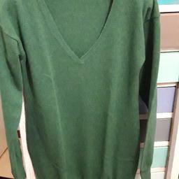Vendo maglione Nara camicie color verde, nuovo,mai messo per regalo taglia sbagliata.
E' indicata la taglia 1 che veste una 42, è un modello lineare , lungo a v. Da mettere con dei pantacollant o jeans elasticizzati stretti...ma a me non va proprio e così è da un po nell'armadio