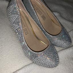 Silver sparkly high heels for little girls. These have only been worn in the house with a frozen Elsa costume. Sadly outgrown
shoe says size 30 so UK 12
100% non smokers