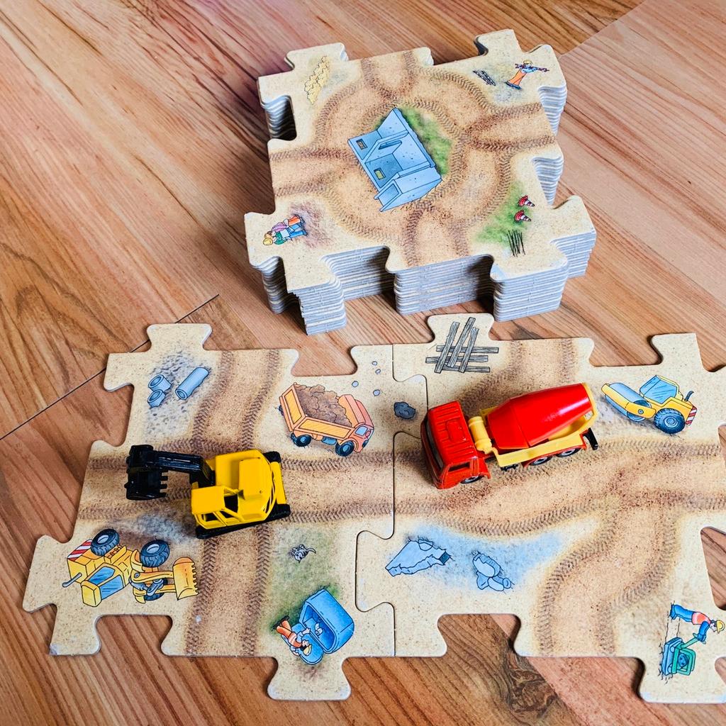 Bodenpuzzle - individuell zusammen zu bauen, alle Puzzleteile passen überall zusammen, also wirklich einfach zusammen gebaut...
Da sehr gerne damit gespielt wurde, hat es sichtbare Gebrauchsspuren.
Betonmischer und Bagger sind auch noch dabei.