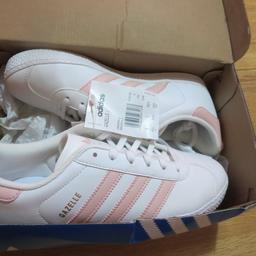 Girls/Women's ADIDAS GAZELLE TRAINERS - Size UK 4 - White & Pink Leather
Brand New With Tags
Box Tatty
Make Lovely Christmas Present
Thanks For Looking.