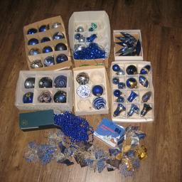 Verkaufe Christbaumschmuck blau, wie am Foto ersichtlich, Glaskugeln, Glocken, Zapfen, Kette, Maschen, Lametta
gebraucht