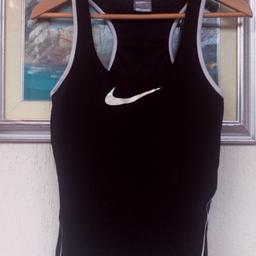 Canottiera sportiva Nike con reggiseno sportivo interno :) usata poco e tenuta bene ! Taglia M :)