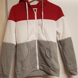 Dünner Sweatshirtjacke mit Kapuze, Größe M
Rot/weiß/grau
Nicht getragen 
Nichtraucherhaushalt