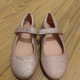 look lovely and sparkly!

very girly

great condition