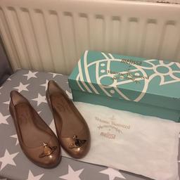 Brand new never been worn .
Genuine Vivienne Westwood rose gold shoes.
Size 6.
Complete with shoe bag and box.
Collection only