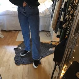 Jeans från weekday, ganska nya men säljer då det är för stora i midjan på mig. Annars supersnygga och bekväma, älskar längden.

Storlek: W26 / L30