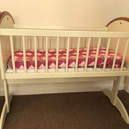 Cream swinging crib. Can swing it be set in still position. In good condition but has some scuffs to paint, hence low price as bought for £100 

Collection Warmsworth DN4