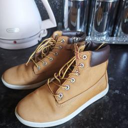Timberland boots
Vgc, a couple tiny faint marks which aren't noticeable but wanted to mention.
No scuffs/scratches.
Size 2
£15.00