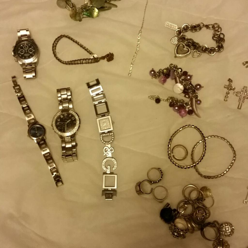 olika smycken - klockor, armband, halsband, ringar, örhängen
säljes i paketpris

500 kr för allt