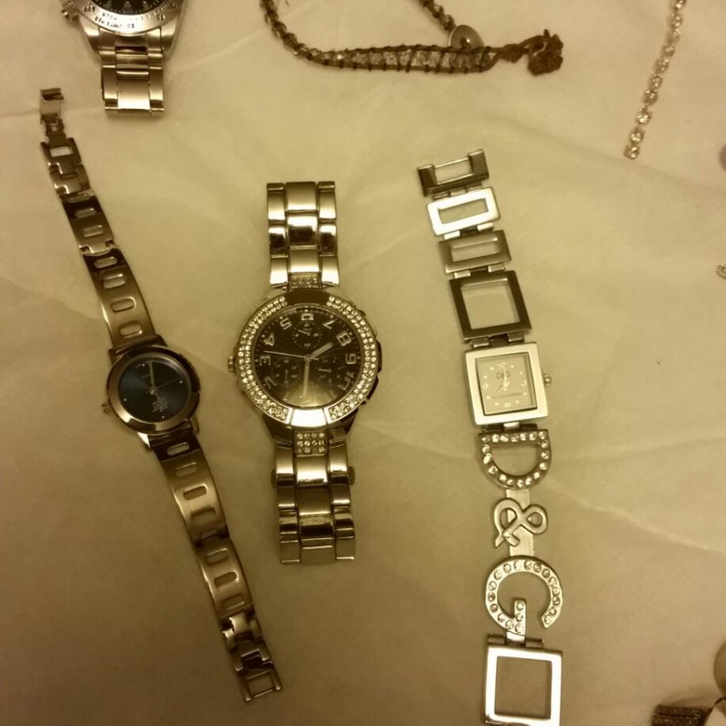 olika smycken - klockor, armband, halsband, ringar, örhängen
säljes i paketpris

500 kr för allt