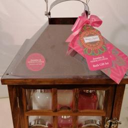 Gift set comes in wooden and glass box, with door that opens. Please see image for details of contents. Lovely gift idea.