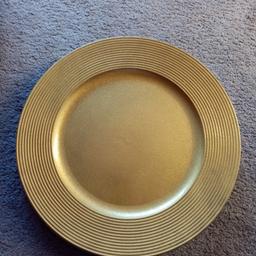 8 gold Christmas plates. Made for using underneath an actual plate to look pretty and festive. Can also be used as a buffet type plate as I used them to put crisps on etc. They are in used condition so a couple may have the odd little mark.
Only selling as we are not doing hold this year