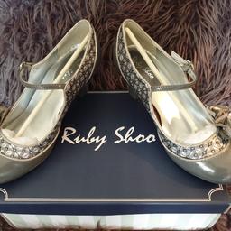 Brand New Boxed... Grey / Silver / Pewter 'Bridget' Mary Jane shoes. Small court heel, flower detail and ankle strap. Similar to irregular choice shoes.

Size 5

Was £41.99... Fab a bargain!

Perfect Christmas stocking filler present / gift

Collection from Redditch, Worcestershire

Can post for additional cost, please request postage options

NO OFFERS
