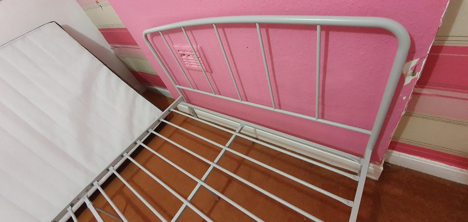 Argos Metal Double Bed with Mattress Urgent in B8 Birmingham für 75,00