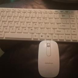 It's like brand new. Used only few times.
Mouse is on 1 AAA baterry, keyboard need 2 AAA.
Excelent condition, very small size. Good for travelling.