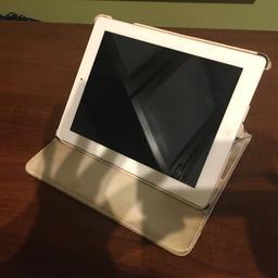 iPad 2 16GB Model A1396 with WiFi and SIM card option. 

Good working condition. 

USB cable and white cover included 

Please see pictures

Thank u