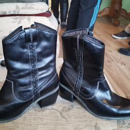 Selling ladies boots size7 must pick up