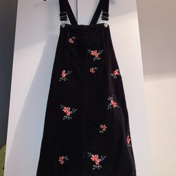 Black suede with floral design
Size 8
From topshop
Worn a couple times