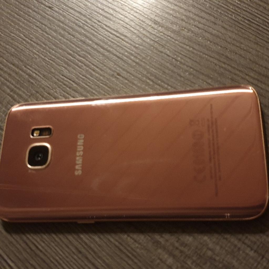 Samsung Galaxy S7 in Rose Gold mit 32 Gb.
Es ist voll funktionsfähig und hat normal Gebrauchsspuren.
+1 Gratis Handyhülle.
+1 Ladekabel
+1 Orginalbox

macht mir ein Angebot :)