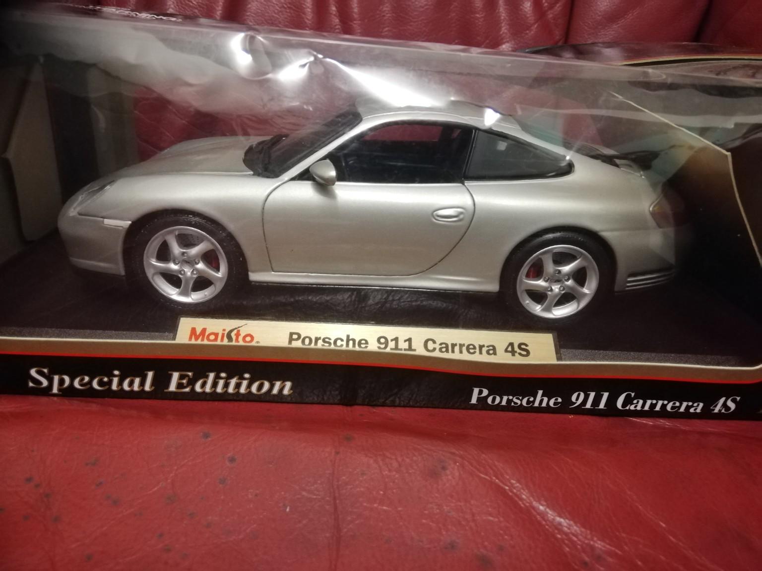 PORSCHE 911 996 carrera 4S 1/18 maisto Dealer Edition