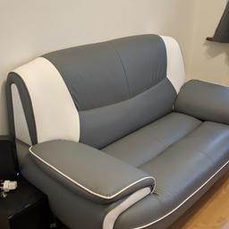 Hi selling these 5 month old sofa

They are in perfect condition

When we moved in we brought these as initially and now bought new ones.

Need it gone asap

Cash on collection, sorry no delivery.
You will need to bring a van

Will consider ono

Thank you for looking