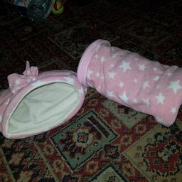 Fleece bed and tunnel set with pink & white stars.
Suitable for pygmy hedgehogs and Guinea pigs