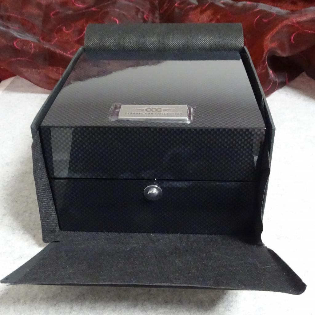 Tolle Geschenk Verpackung Uhren Schatulle Neu, Classic Car Collection, hochglänzend schwarz, Größe 16 x 16 x 10 cm, mit Druckknopf zum Öffnen