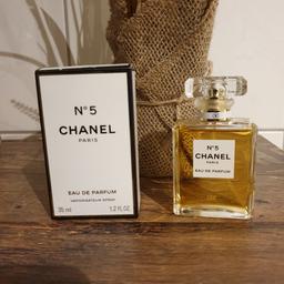 Chanel Nr°5, die Essenz der Weiblichkeit.
Ein pudriges Blütenbouquet, edel präsentiert im ikonischen Flakon mit minimalistischen Linien. Ein legendäres, zeitloses Parfüm.

Parfum wurde lediglich einmal getestet.