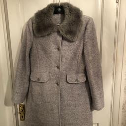 Ladies Grey winter coat
Fur Collar
Excellent condition 
Size 14 from Select 
Smoke free home