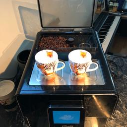 Verkaufe einen voll funktionsfähigen Kaffeevollautomaten mit Onetouch Funktion (d.h. z.B. Cappuccino mit einem Klick).

Die Maschine verfügt über ein LCD Display mit dessen Hilfe die verschiedene Kaffeesorten wie Cappuccino, Latte, Espresso, etc. ausgewählt oder konfiguriert (Kaffeemenge, Wassermenge, Temperatur/Druck) werden können.

Die Brühgruppe des Automats lässt sich leichte herausnehmen und so säubern.

Oben auf der Maschine gibt es außerdem eine Aufwärmplatte um die Tassen vorzuwärmen.